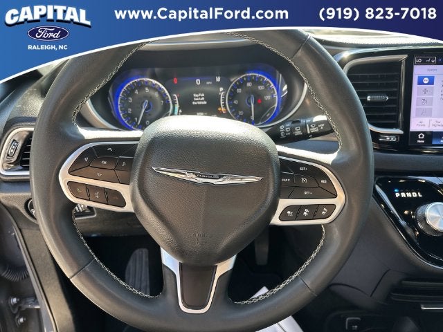 2025 Chrysler Pacifica Select