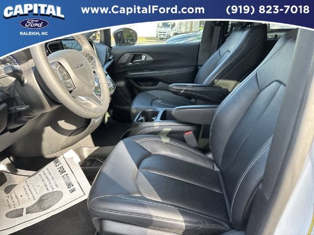 2025 Chrysler Pacifica Select