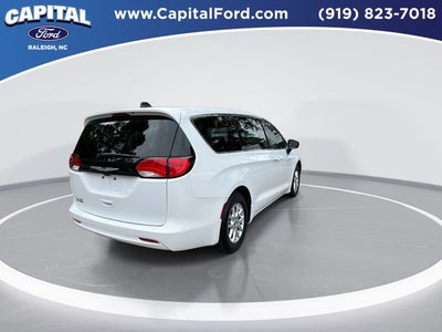 2023 Chrysler Voyager LX