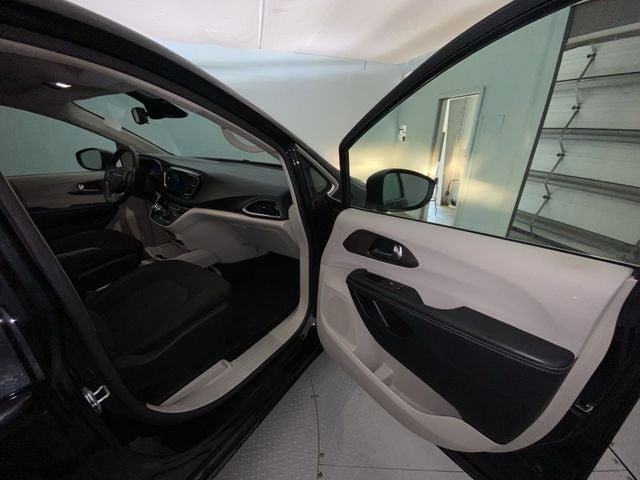 2021 Chrysler Voyager LX
