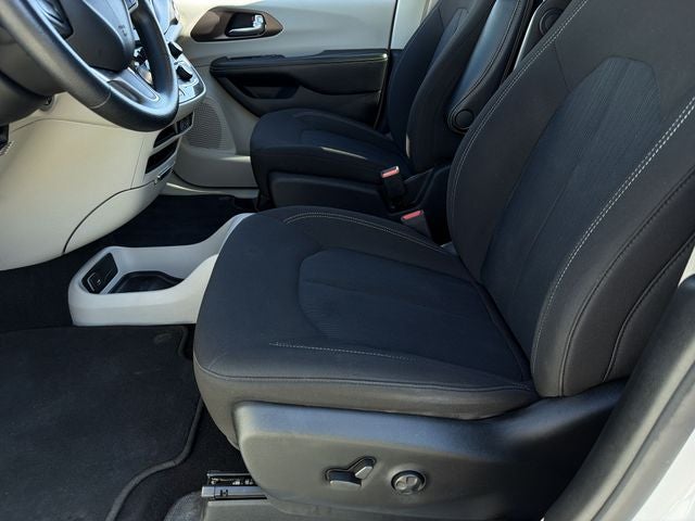 2021 Chrysler Voyager LX
