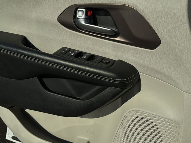 2021 Chrysler Voyager LX