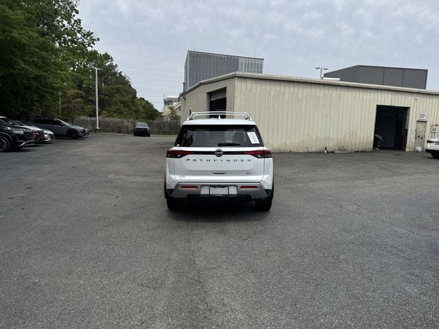 2025 Nissan Pathfinder SL