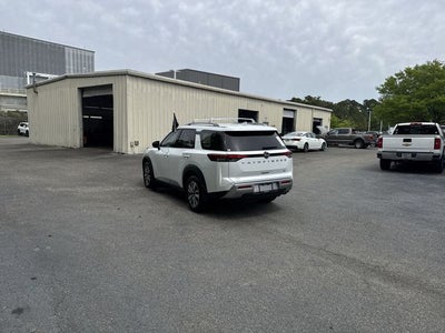 2025 Nissan Pathfinder SL