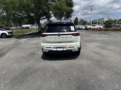 2022 Nissan Pathfinder SL