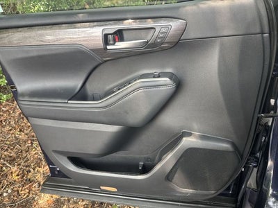 2022 Toyota Highlander Hybrid Platinum