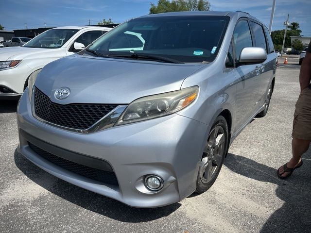 2017 Toyota Sienna SE Premium 8 Passenger
