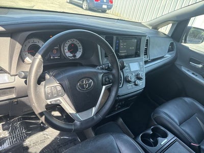 2017 Toyota Sienna SE Premium 8 Passenger