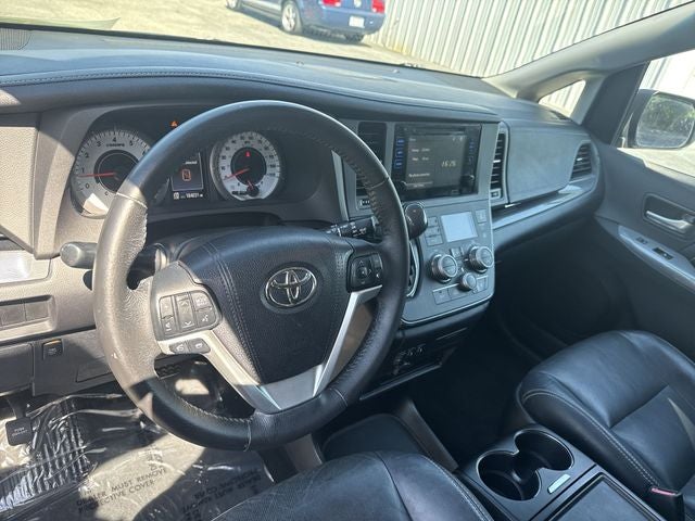 2017 Toyota Sienna SE Premium 8 Passenger