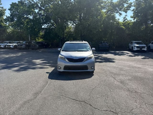2017 Toyota Sienna SE Premium 8 Passenger