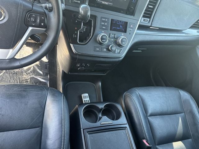 2017 Toyota Sienna SE Premium 8 Passenger