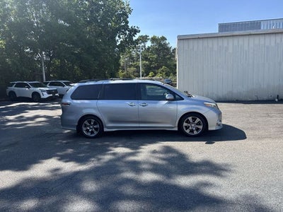 2017 Toyota Sienna SE Premium 8 Passenger