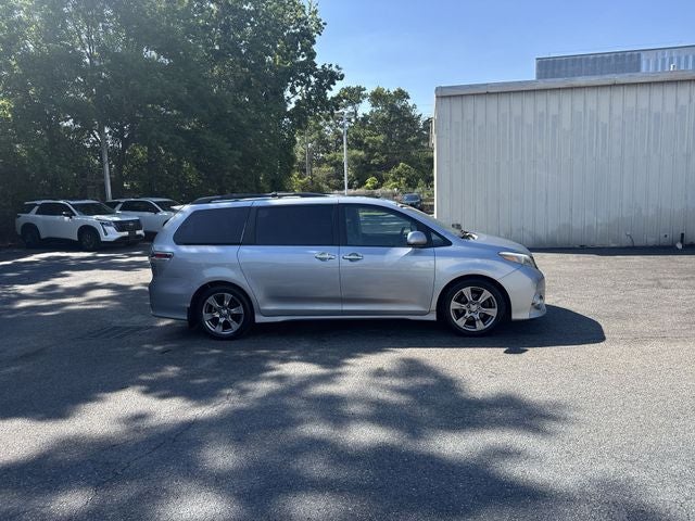 2017 Toyota Sienna SE Premium 8 Passenger