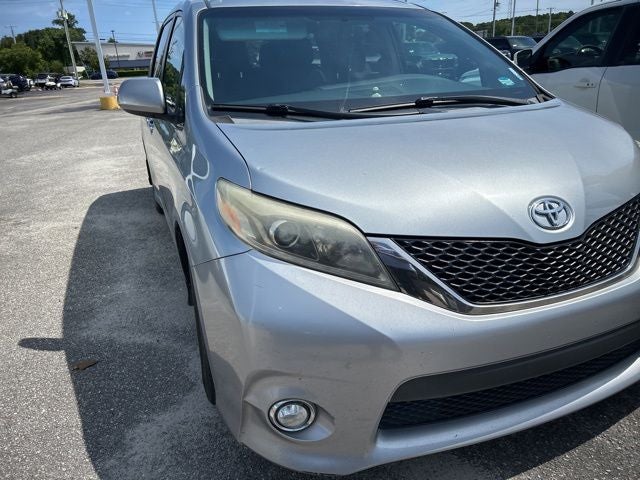 2017 Toyota Sienna SE Premium 8 Passenger