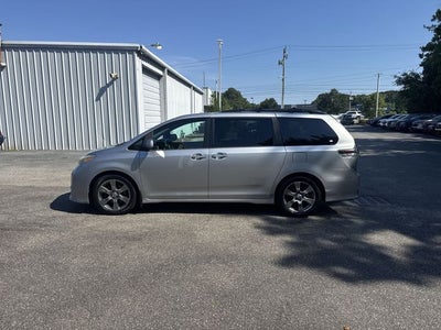 2017 Toyota Sienna SE Premium 8 Passenger
