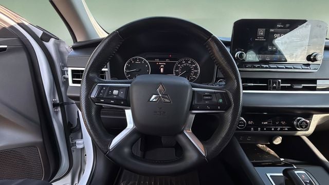 2023 Mitsubishi Outlander SE