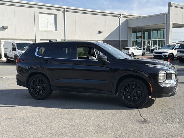 2023 Mitsubishi Outlander Base