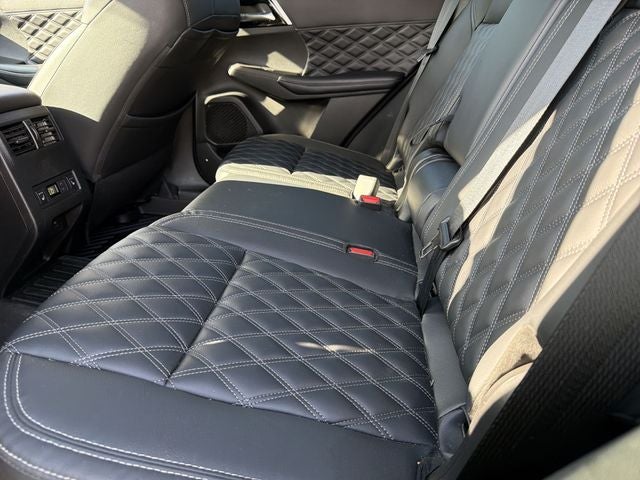 2023 Mitsubishi Outlander Base