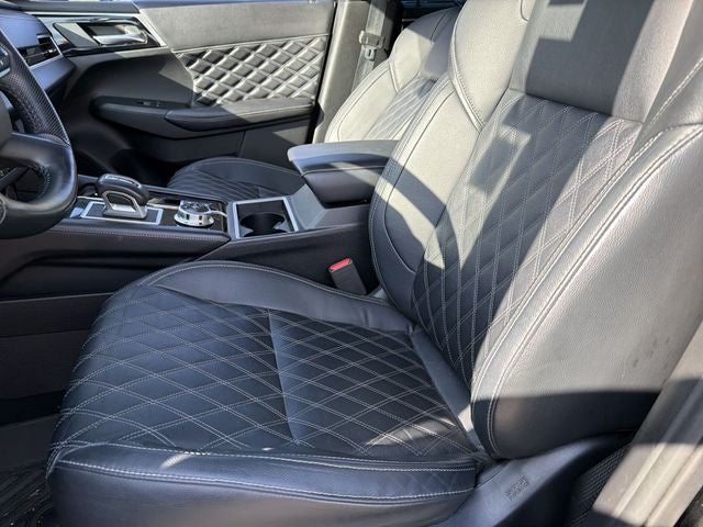 2023 Mitsubishi Outlander Base