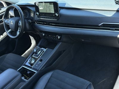 2024 Mitsubishi Outlander Base