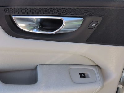 2021 Volvo XC60 T5 Momentum