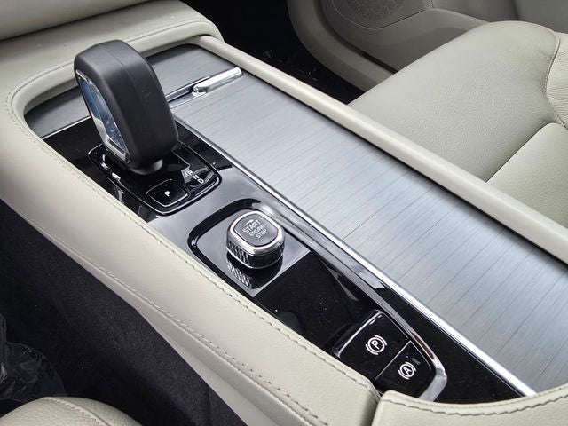 2023 Volvo XC90 B5 Core