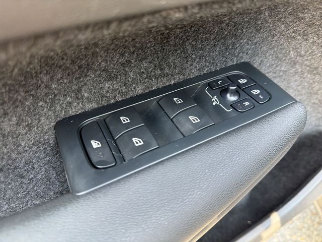 2024 Volvo XC40 B5 Plus Bright Theme