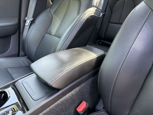 2024 Volvo XC40 B5 Plus Bright Theme